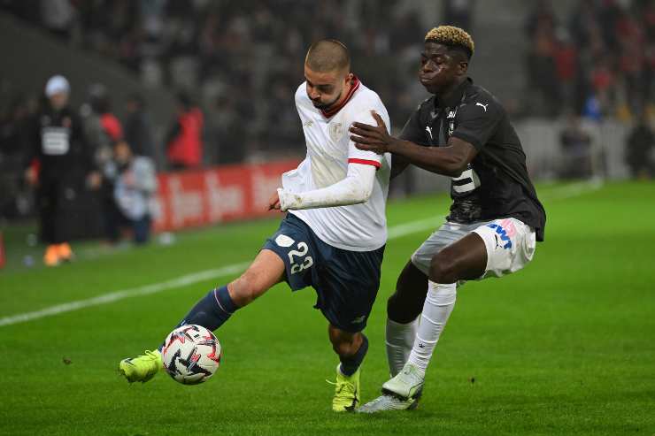 Zhegrova prova ad eludere il pressing avversario