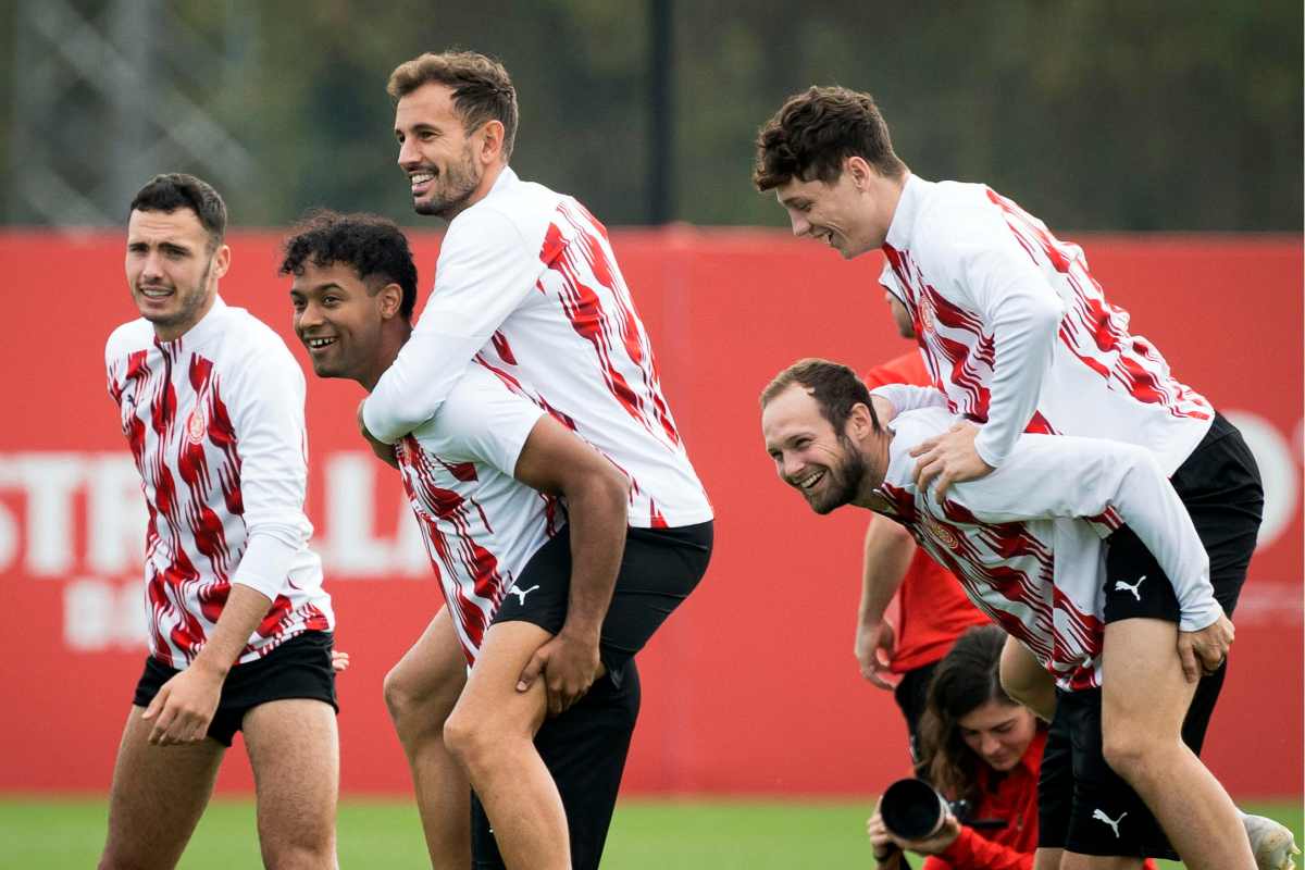 Giocatori del Girona scherzano in allenamento