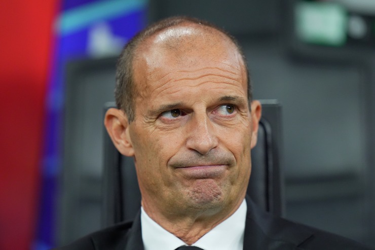 Allegri fa una smorfia in panchina