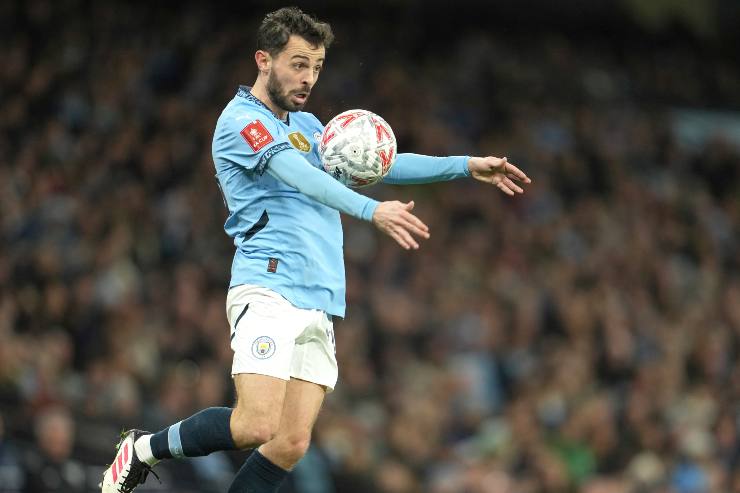 Bernardo Silva stoppa di petto un pallone