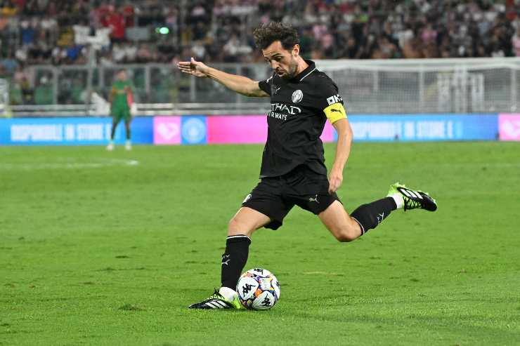 Bernardo Silva pronto a calciare un pallone