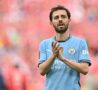 Bernardo Silva applaude in campo durante una partita del Manchester City