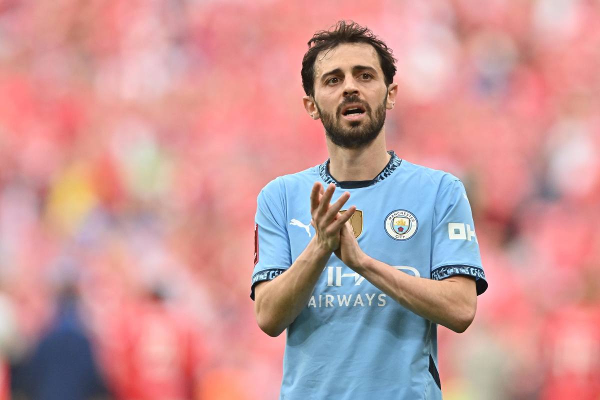 Bernardo Silva applaude in campo durante una partita del Manchester City