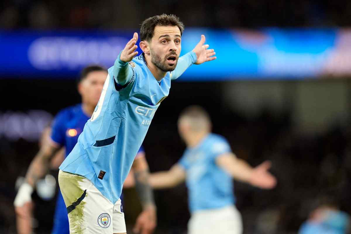 Bernardo Silva allarga le braccia in campo