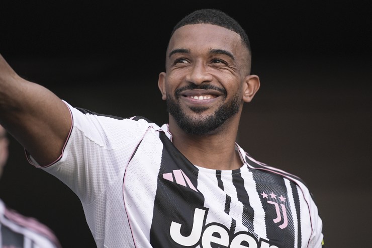 Gleison Bremer saluta i tifosi della Juve