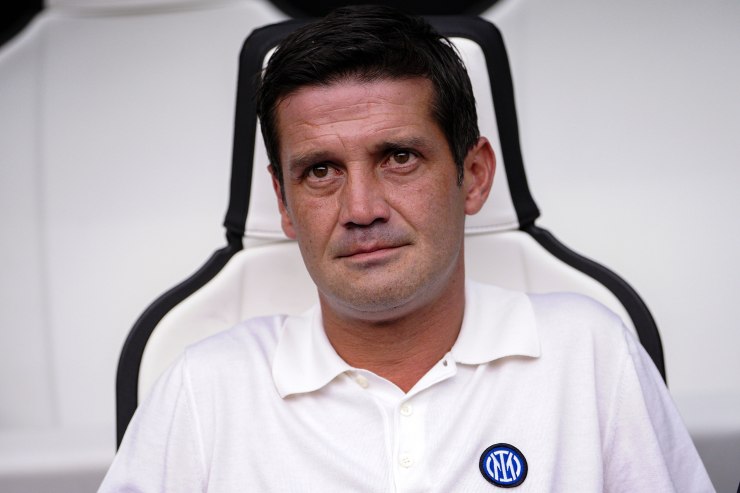 Chivu in panchina sconsolato 
