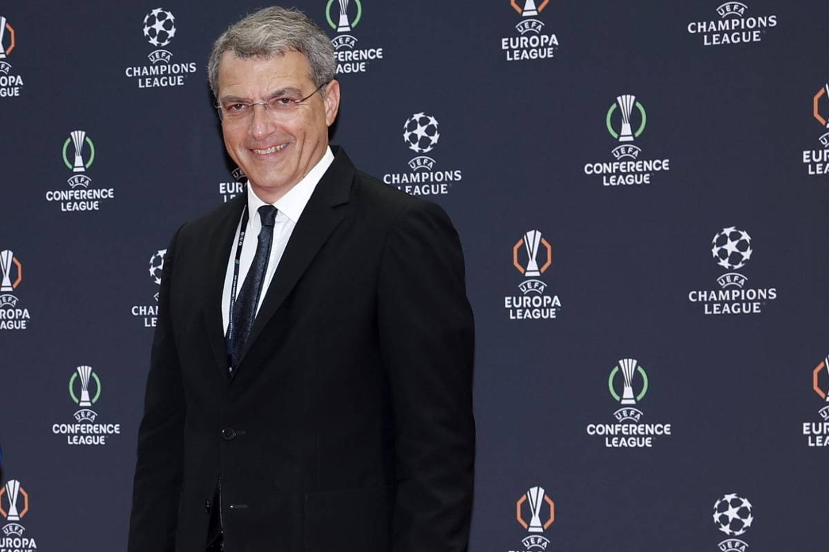Damien Comolli sorride durante il sorteggio Champions