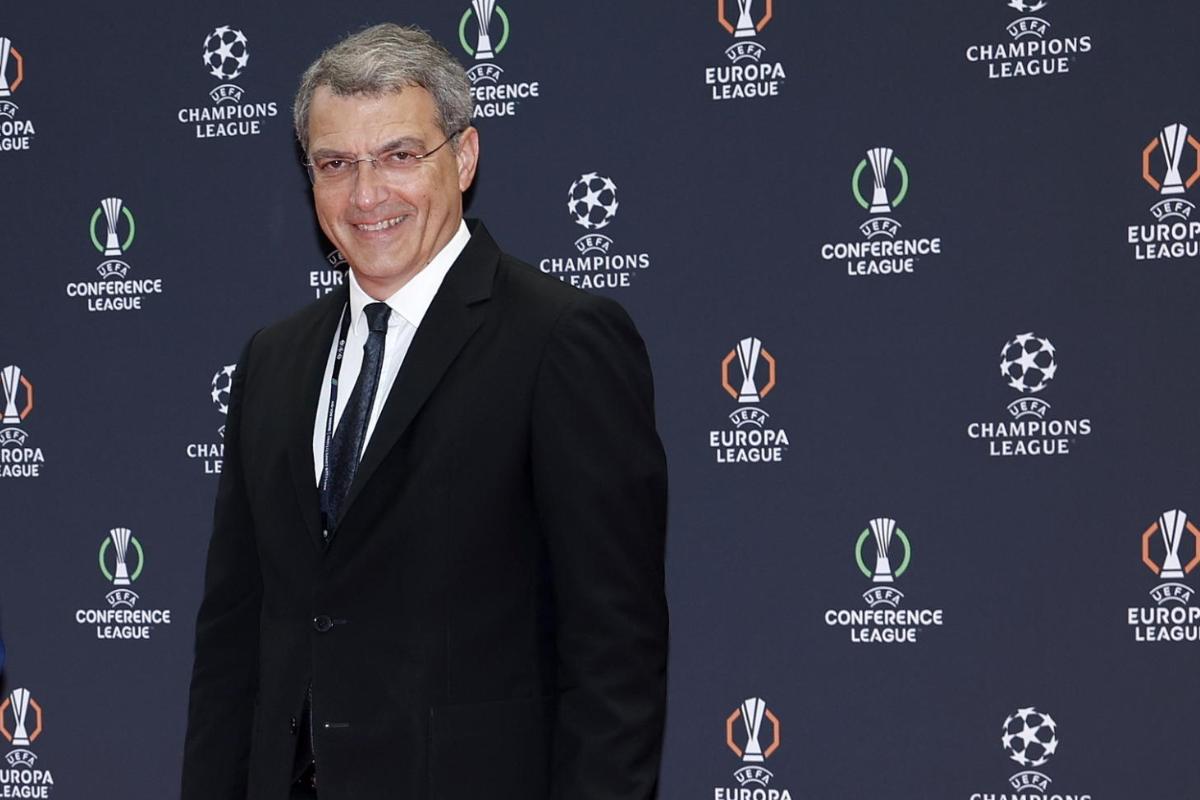 Damien Comolli sorride prima del sorteggio Champions 