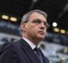 Damien Comolli, sguardo concentrato verso il campo
