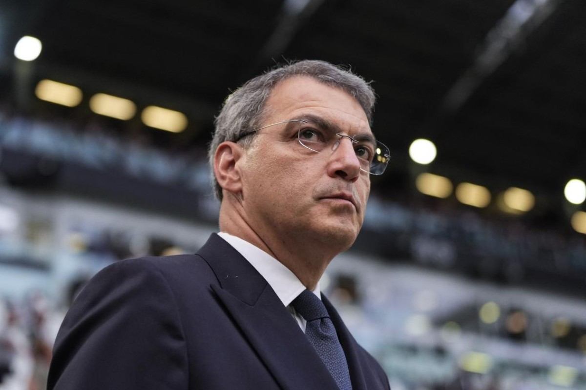 Damien Comolli, sguardo concentrato verso il campo