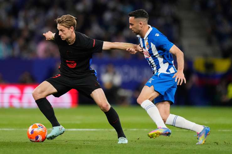 Frenkie de Jong in azione, giostra il pallone in mediana