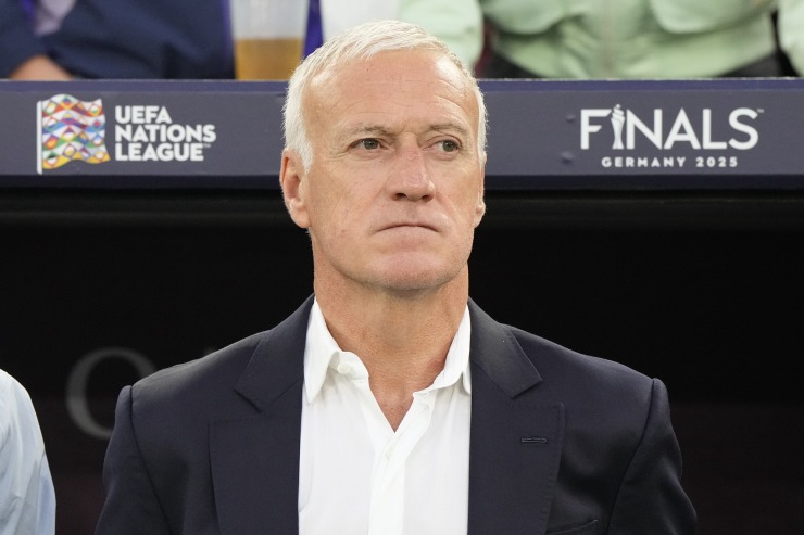 Deschamps in primo piano sulla panchina della nazionale francese