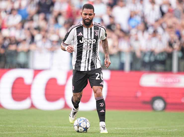 Il centrocampista Douglas Luiz con la Juventus