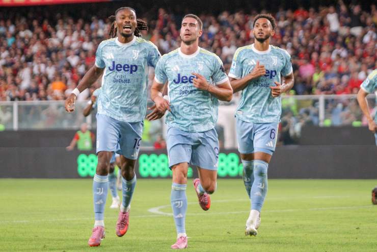Dusan Vlahovic festeggia coi compagni il gol al Genoa
