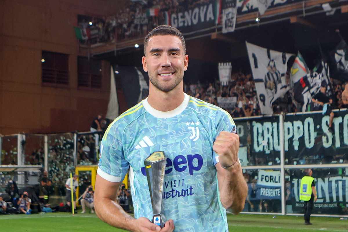 Dusan Vlahovic con il premio di miglior calciatore di Genoa-Juve