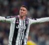 Dusan Vlahovic allarga le braccia esprimendo la sua gioia