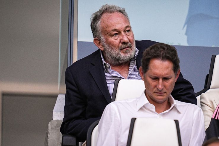 Gianluca Ferrero seduto in tribuna dietro a John Elkann