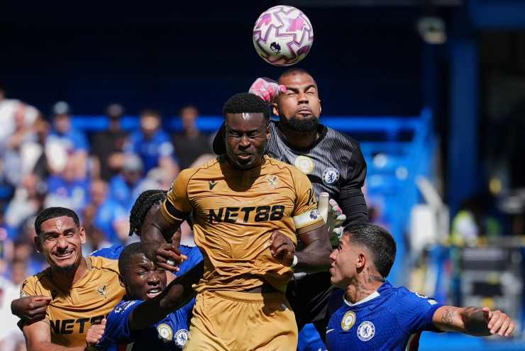 Guehi prova ad arrivare su un pallone