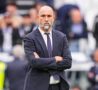 Igor Tudor osserva l'allenamento pre-partita