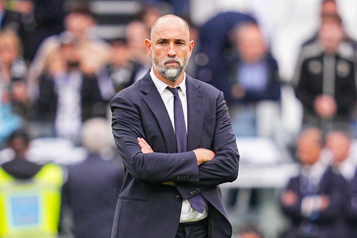 Igor Tudor osserva l'allenamento pre-partita