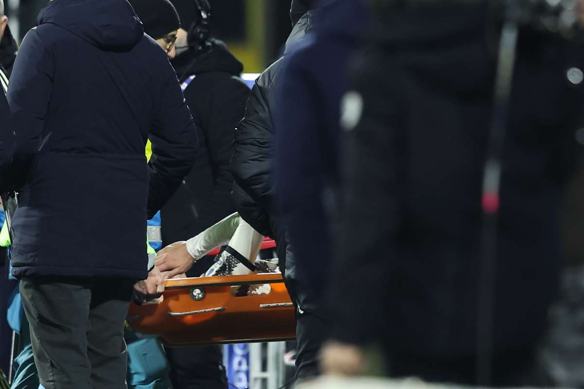 Infortunio e barella in campo