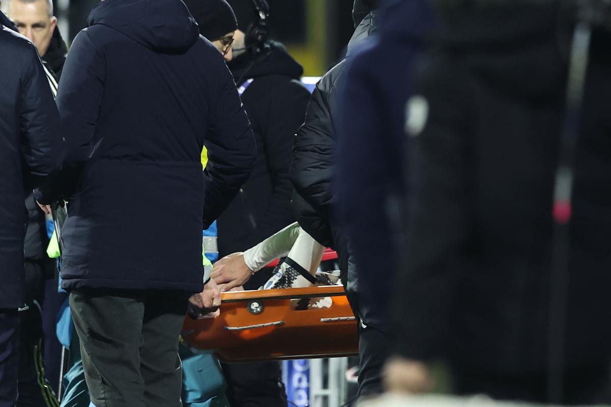 Giocatore della Juventus in barella