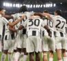 L'abbraccio tra i giocatori della Juventus