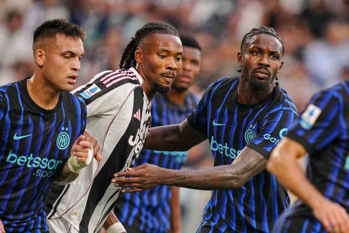 Khephren Thuram in mezzo a Lautaro Martinez e Marcus Thuram