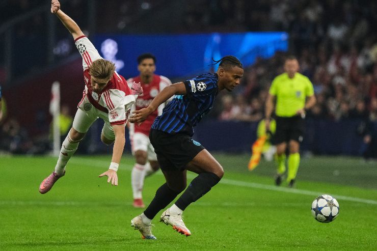 Taylor dell'Ajax contrasta Akanji dell'Inter