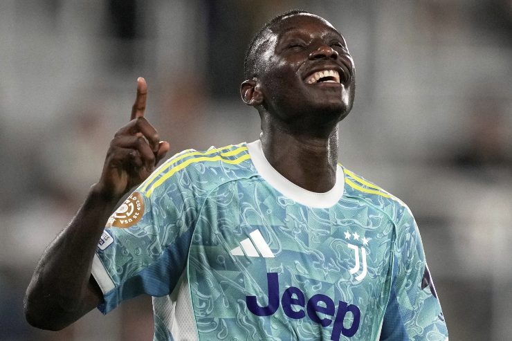 Randal Kolo Muani esulta dopo il gol