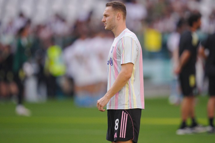 Koopmeiners in primo piano guarda il pallone 