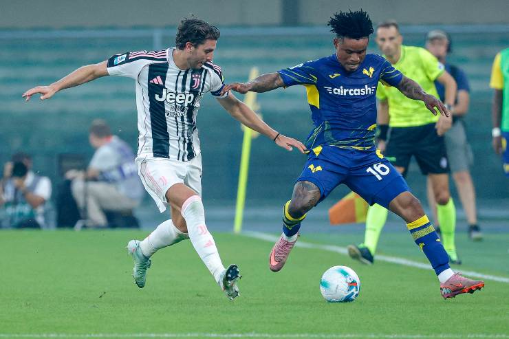 Locatelli in azione contro il Verona 