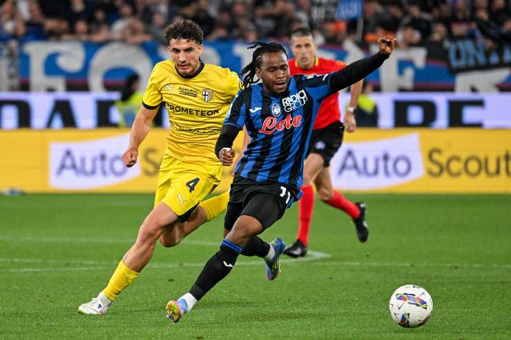 Lookman cerca di divincolarsi dalla pressione avversaria