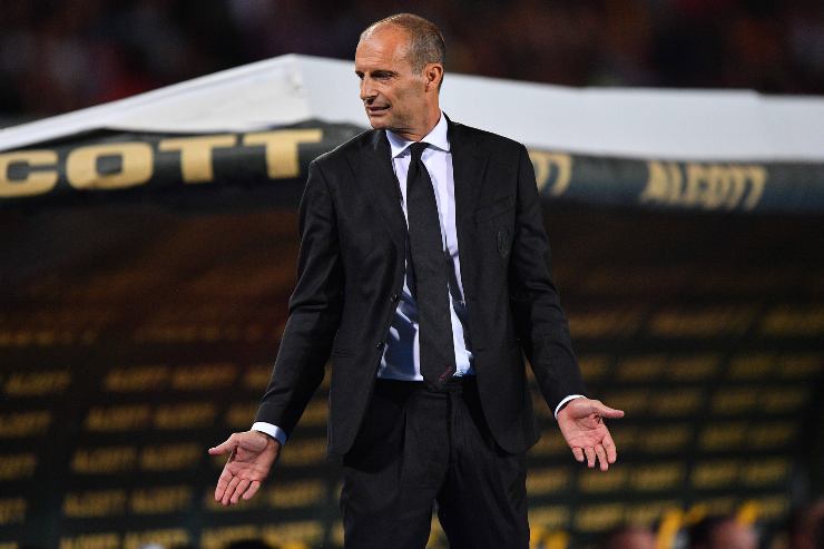 Massimiliano Allegri allarga le braccia, sconsolato