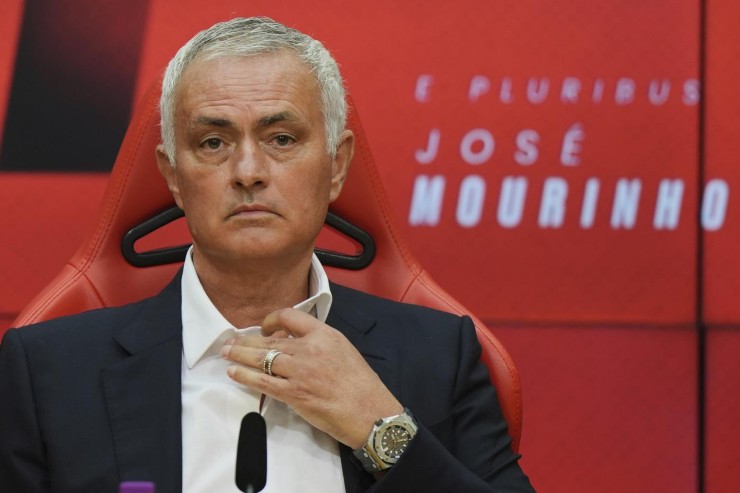 Mourinho alla presentazione col Benfica