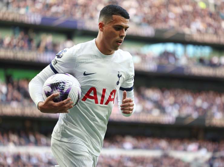 Il difensore Sergio Reguilon con il Tottenham