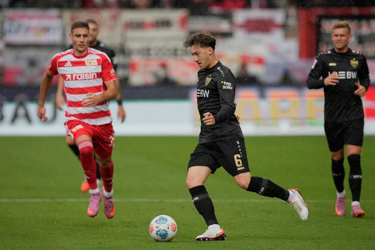 Stiller conduce l'azione in mezzo al campo