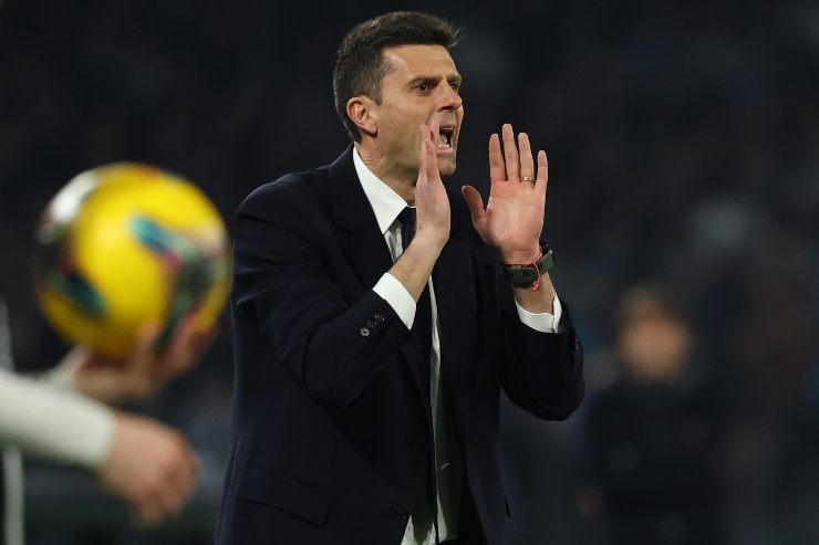 Thiago Motta dà indicazioni a bordocampo