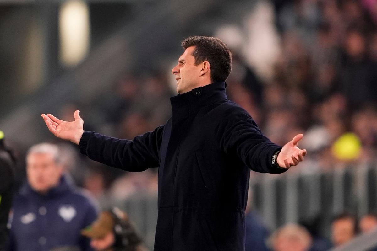 Thiago Motta sconsolato in panchina