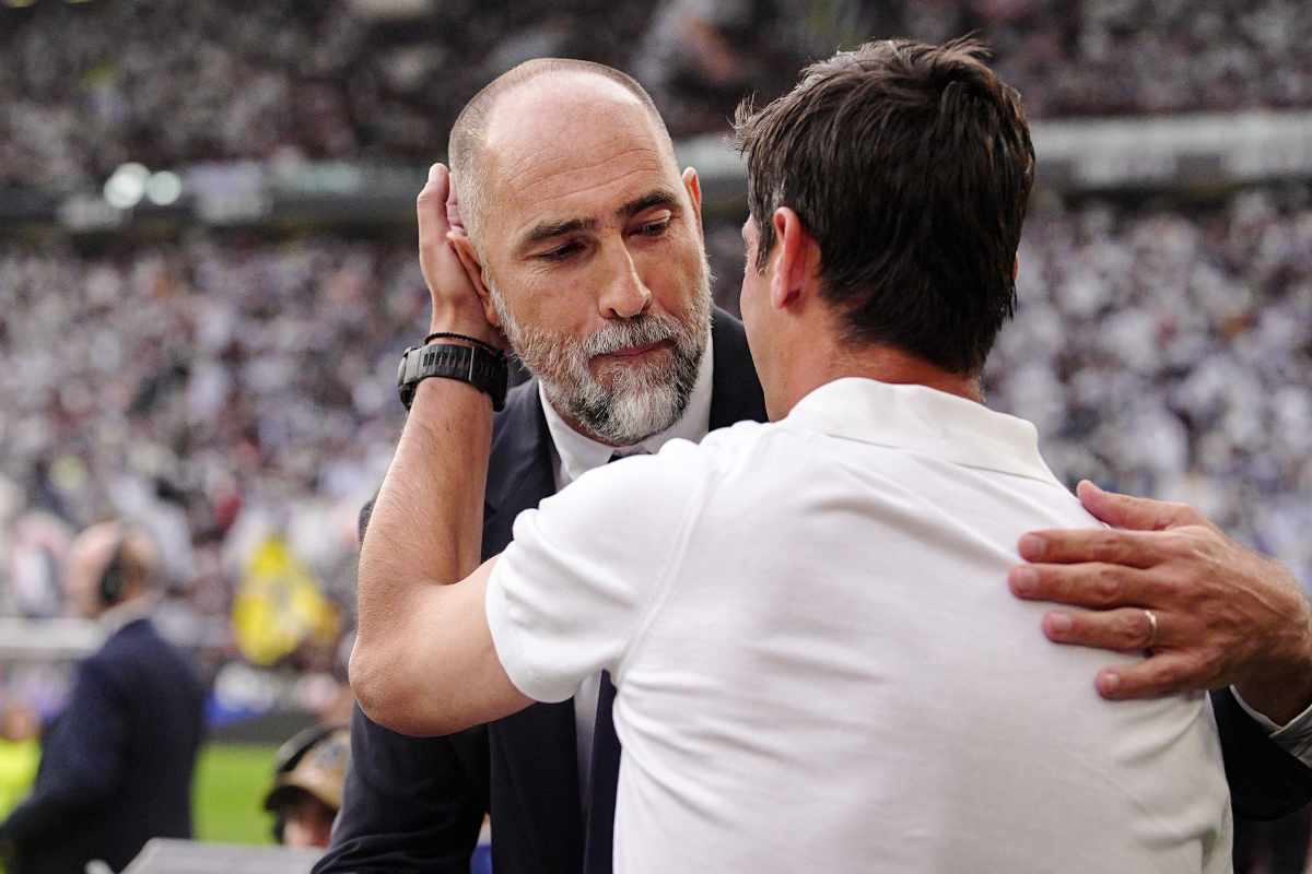 Tudor abbraccia Chivu prima dell'inizio del match
