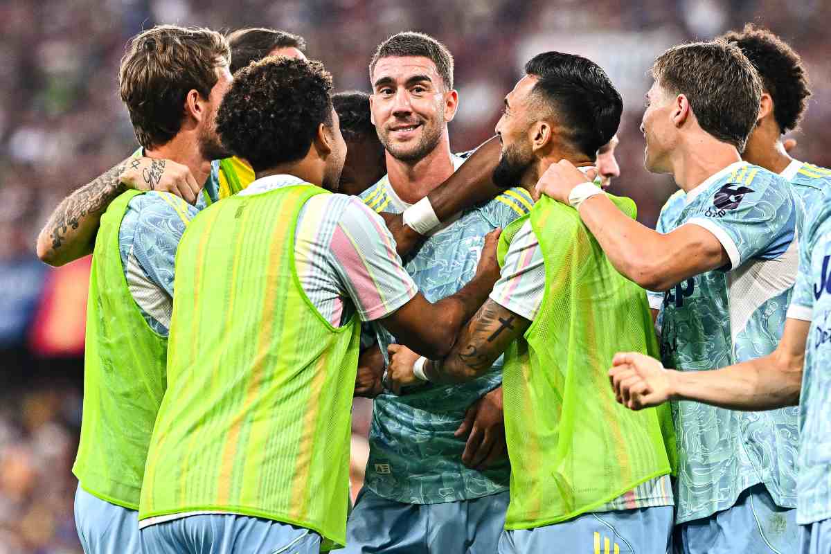 Vlahovic esulta con i compagni