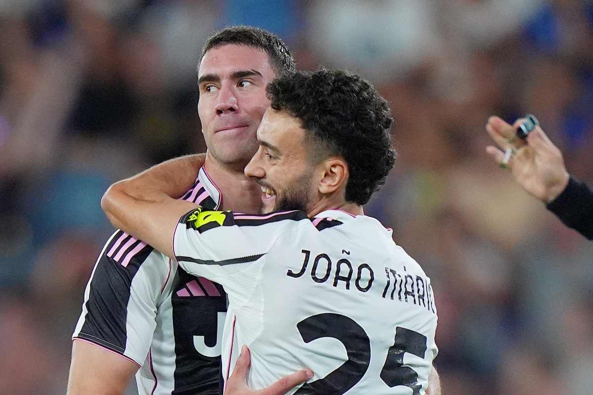 Dusan Vlahovic abbraccia Joao Mario