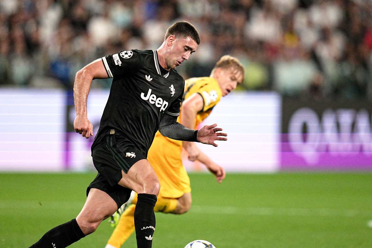 Dusan Vlahovic alimenta l'azione