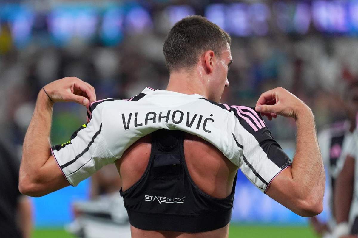 Vlahovic indossa la maglia della Juve