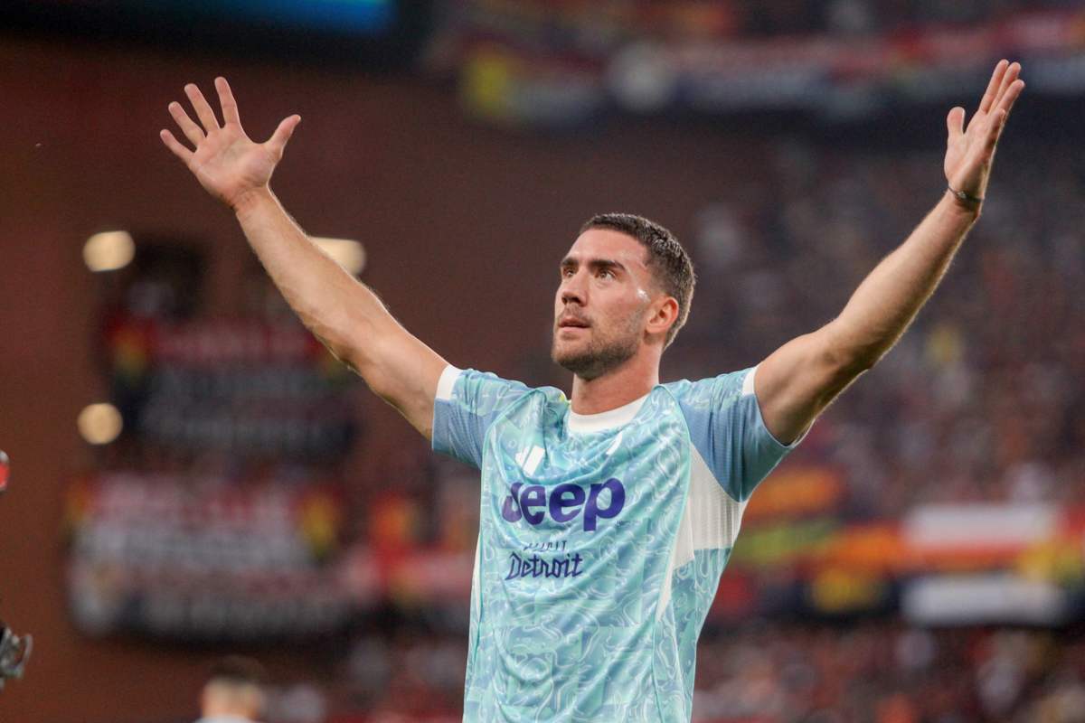 Vlahovic esulta dopo il gol al Genoa