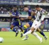 Vlahovic in azione contro il Verona