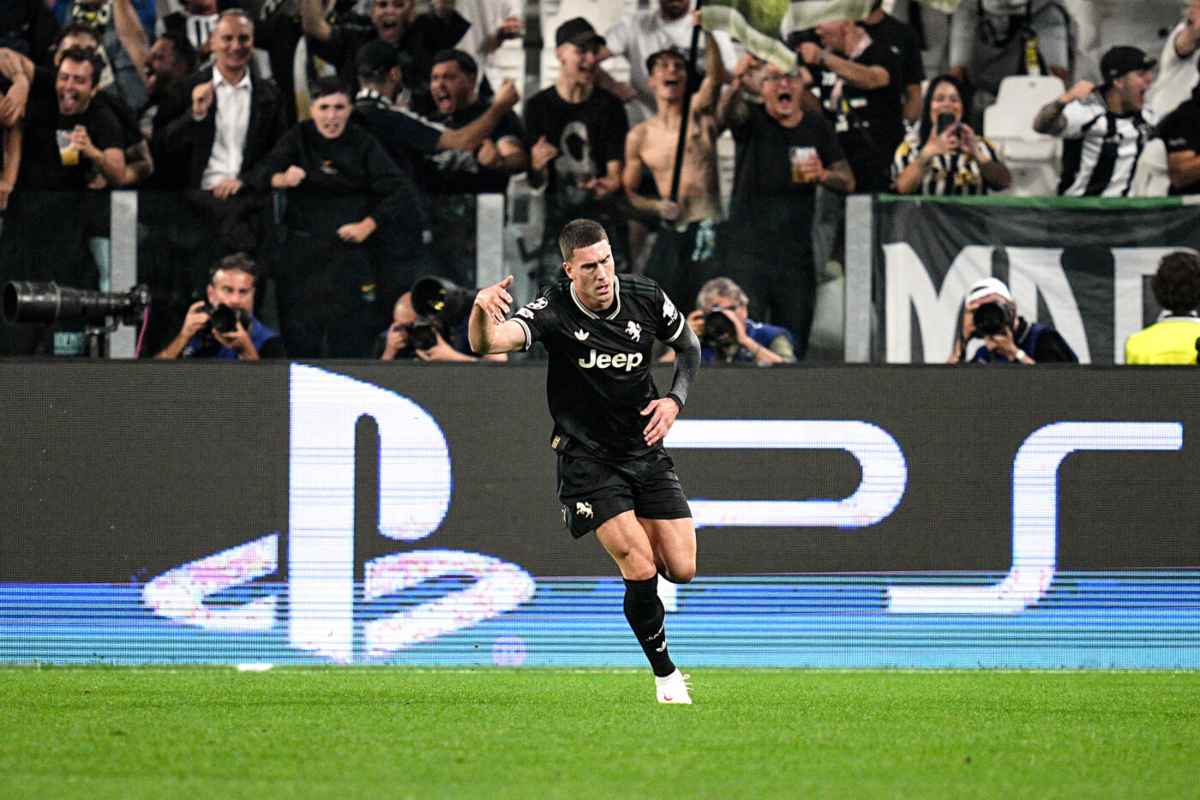 Vlahovic esulta dopo un gol