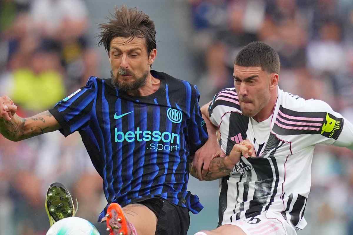 Acerbi prova a marcare Dusan Vlahovic