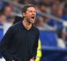 Xabi Alonso dà indicazioni alla sua squadra