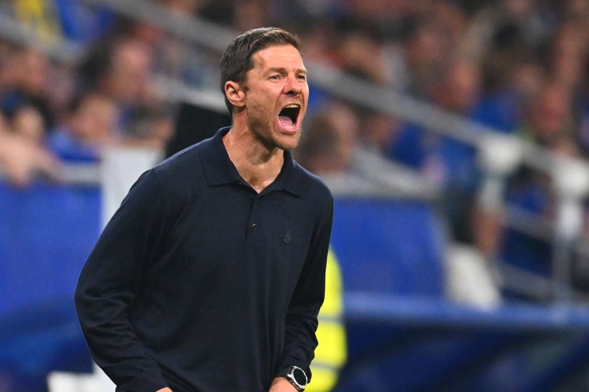 Xabi Alonso dà indicazioni alla sua squadra